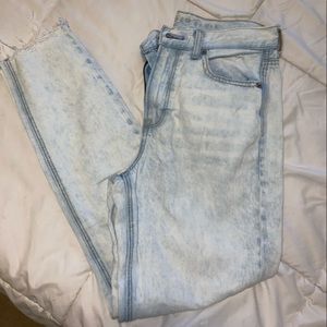 Vintage wash hole in knees American eagle mom jeans